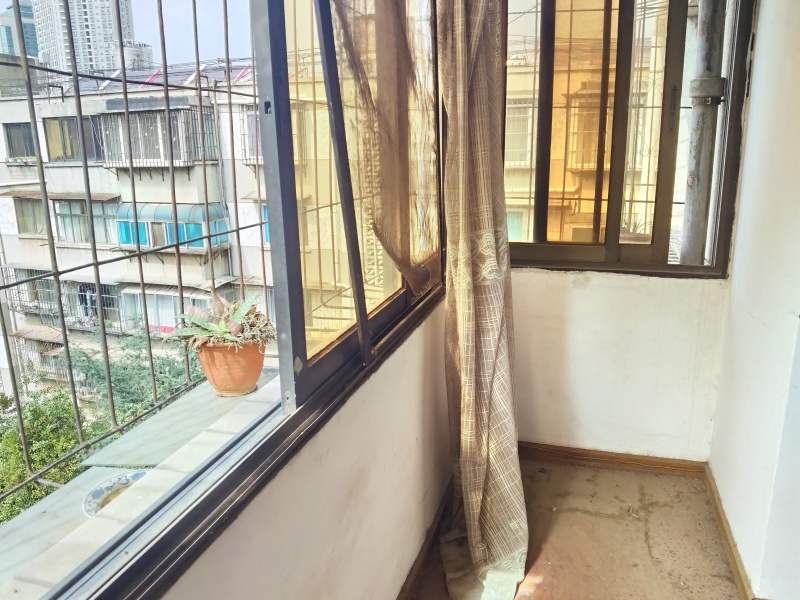 3室2廳1陽(yáng)臺(tái) 省委40號(hào)院陽(yáng)臺(tái)