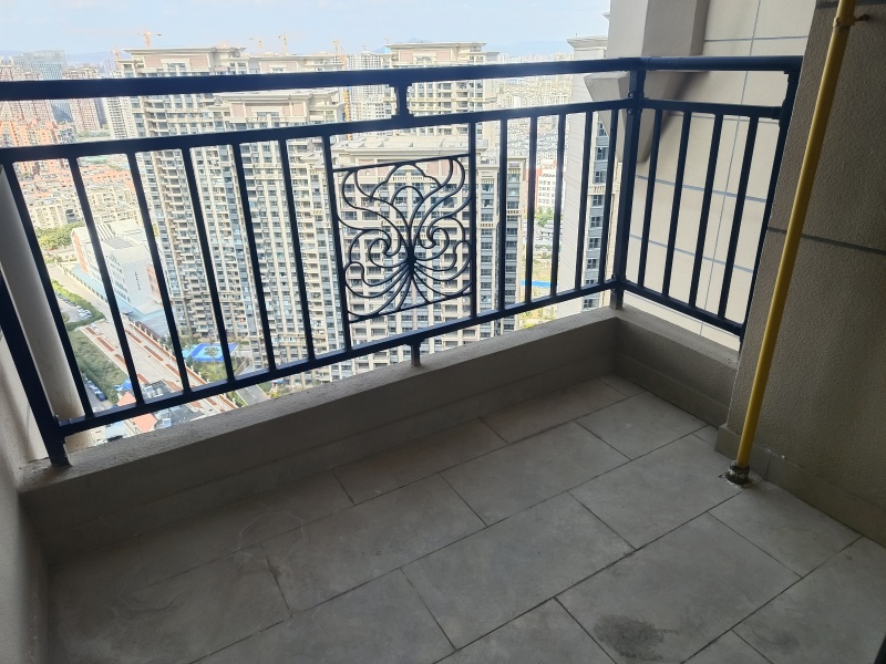 4室2廳2陽(yáng)臺(tái) 恒大云報(bào)華府陽(yáng)臺(tái)