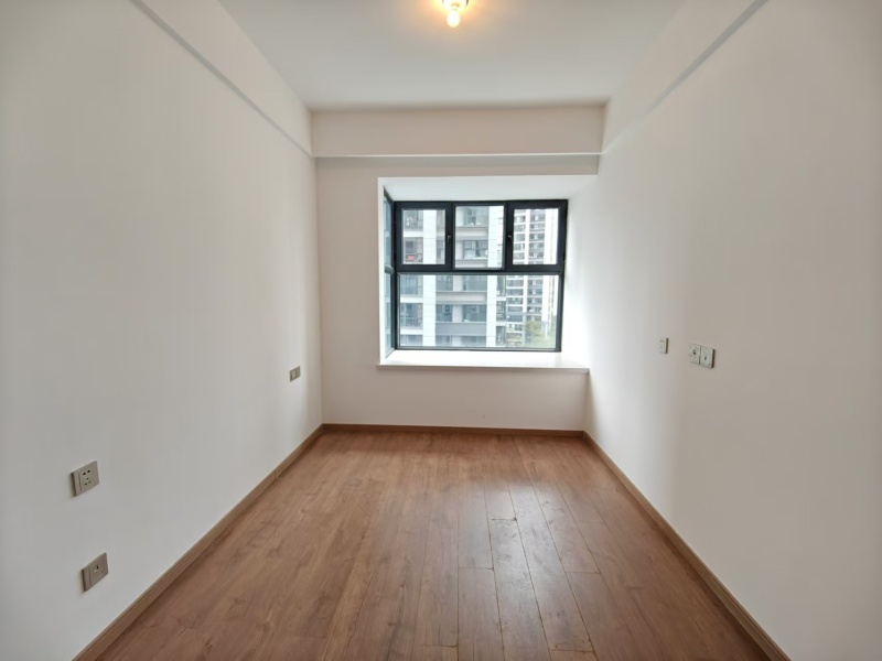 3室2廳2陽(yáng)臺(tái) 大華公園天下東湖苑臥室