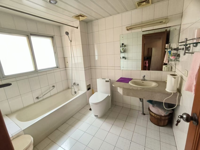 5室2廳3陽臺 金星小區(qū)衛(wèi)生間