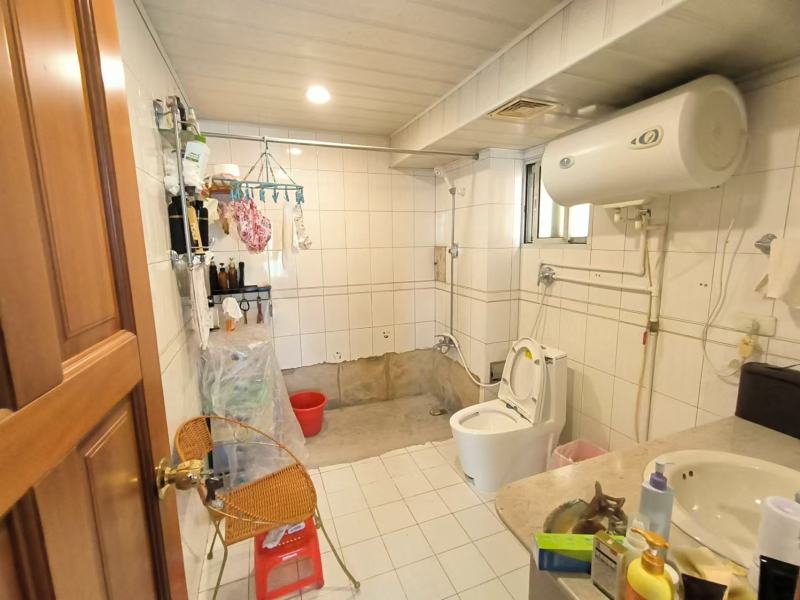 5室2廳3陽臺 金星小區(qū)衛(wèi)生間