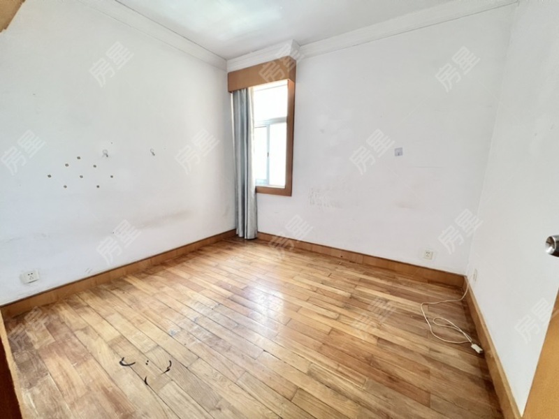 4室2廳2陽(yáng)臺(tái) 云山小區(qū)臥室