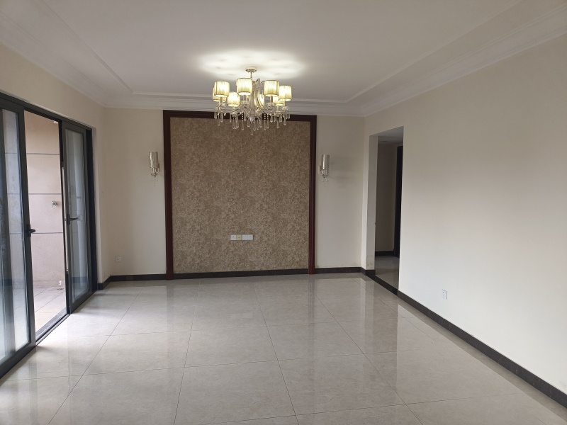 4室2廳2陽(yáng)臺(tái) 恒大云報(bào)華府客廳