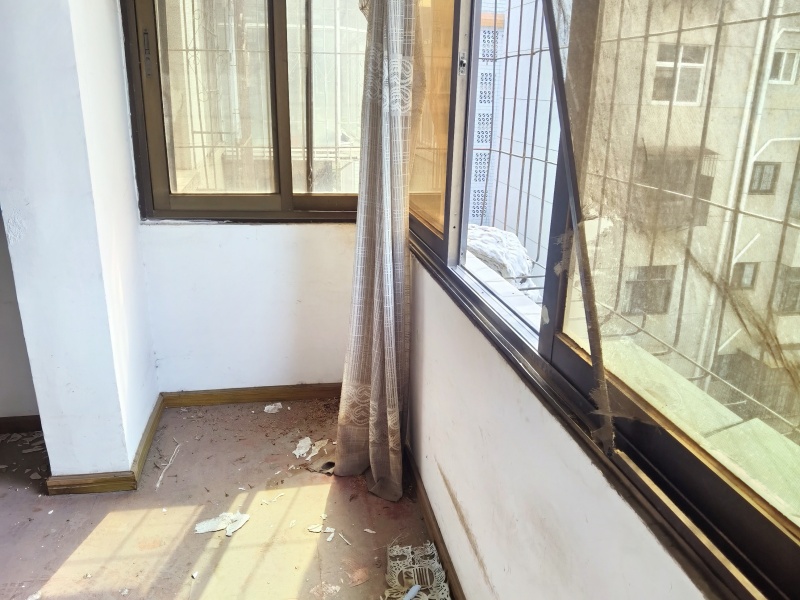 3室2廳1陽(yáng)臺(tái) 省委40號(hào)院陽(yáng)臺(tái)