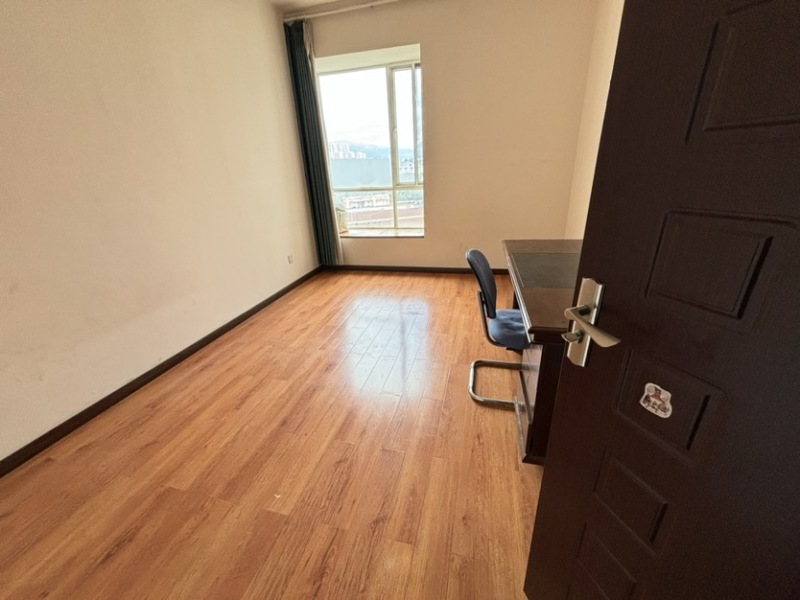 4室2廳2陽(yáng)臺(tái) 銀河星辰花園臥室