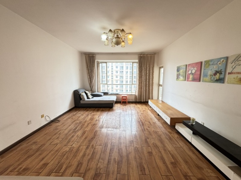 4室2廳2陽(yáng)臺(tái) 銀河星辰花園客廳