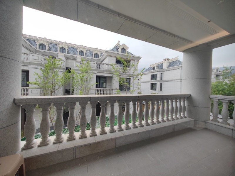 10室3廳3陽臺 春城首府別墅陽臺