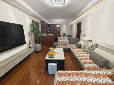 3室2廳1陽(yáng)臺(tái) 醫(yī)大廣場(chǎng)