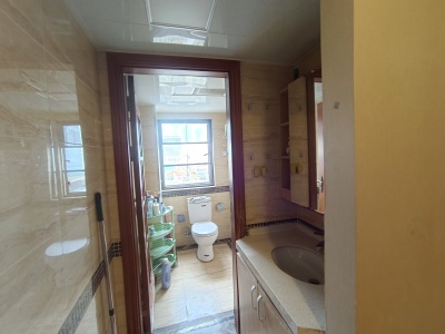 4室2廳2陽(yáng)臺(tái) 醫(yī)大廣場(chǎng)