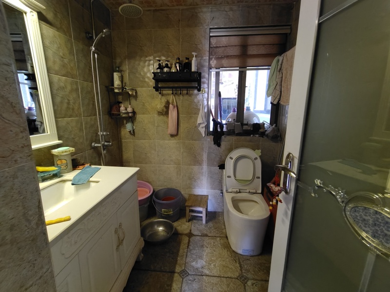 4室2廳2陽臺(tái) 金馬悅城衛(wèi)生間