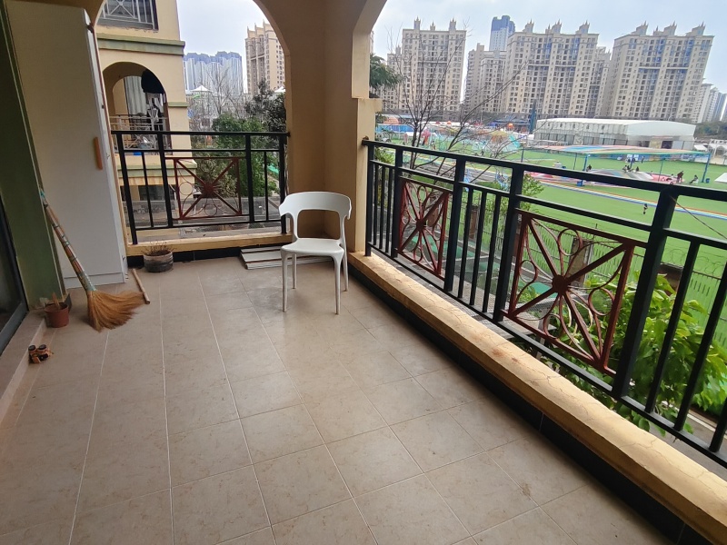 4室2廳2陽臺(tái) 新亞洲星體花園南區(qū)客廳