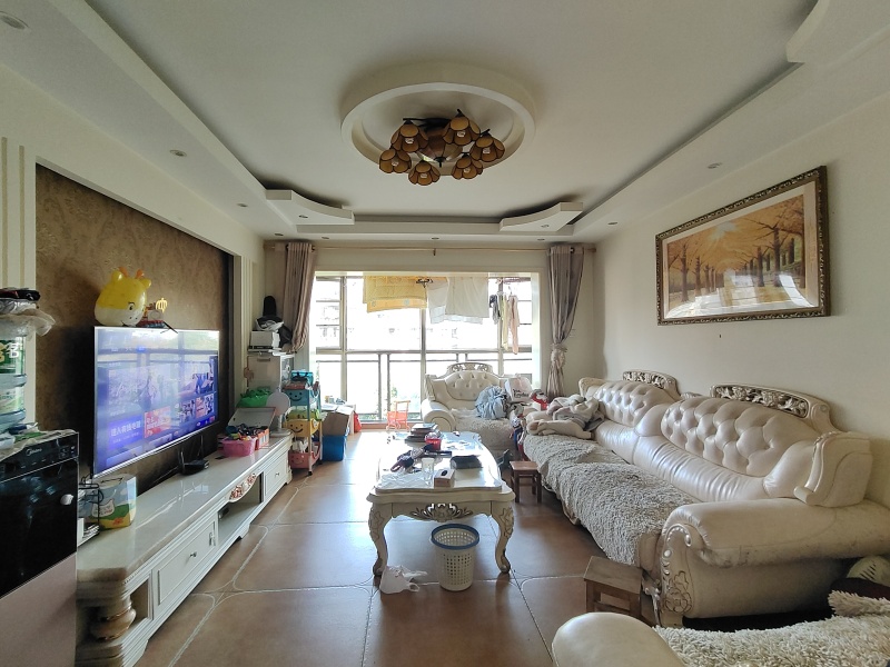 4室2廳2陽臺(tái) 金馬悅城客廳