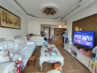 4室2廳2陽臺(tái) 金馬悅城客廳