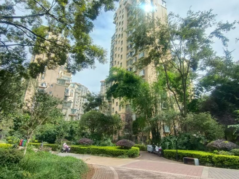 4室2廳2陽臺(tái) 新亞洲星體花園南區(qū)自家花園