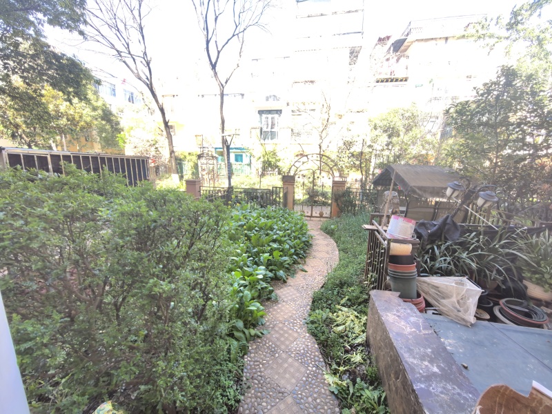 5室2廳2陽臺 玫瑰灣小區(qū)別墅自家花園