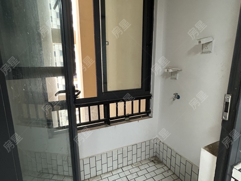 3室2廳1陽臺 國?，F(xiàn)代城海棠苑陽臺