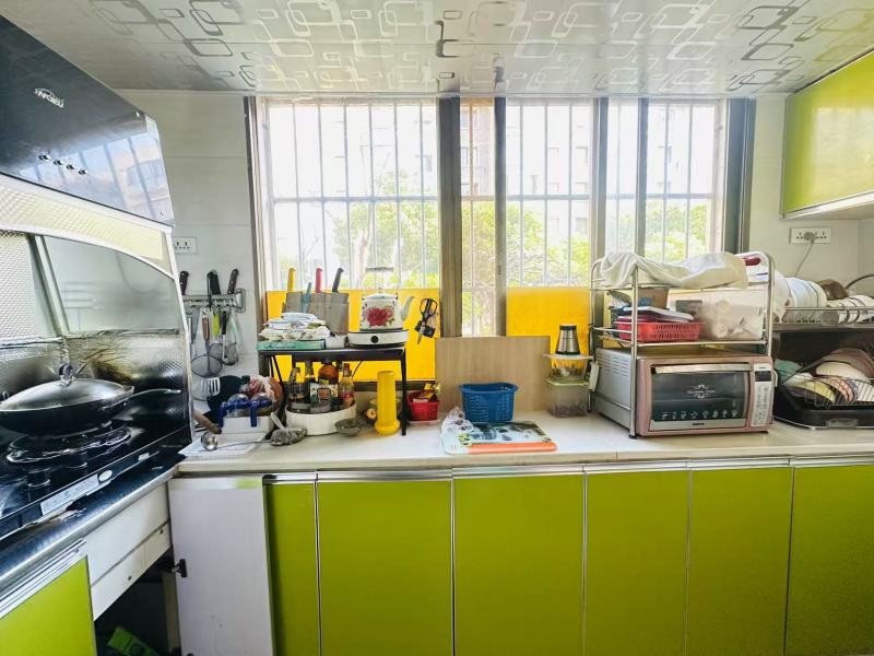 4室2廳2陽(yáng)臺(tái) 月牙塘小區(qū)廚房