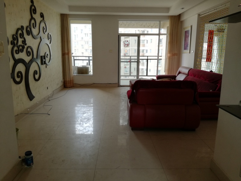 4室2廳2陽臺 華都花園A區(qū)客廳