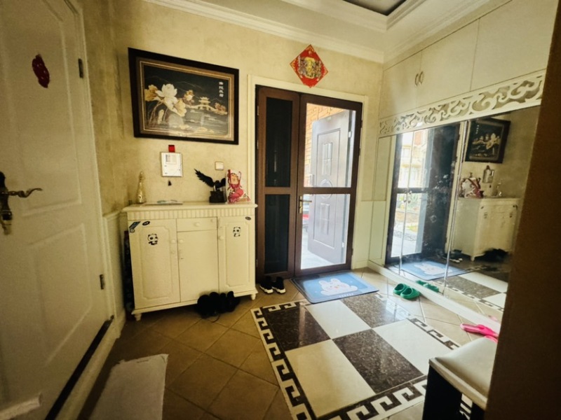 5室3廳2陽(yáng)臺(tái) 滇池衛(wèi)城橡樹(shù)莊園別墅門廳