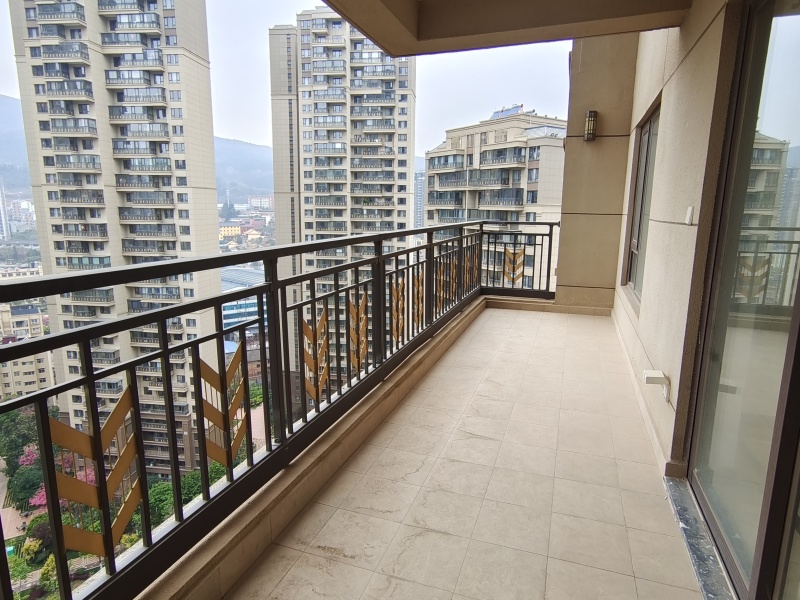 4室2廳2陽(yáng)臺(tái) 中海龍泉公館陽(yáng)臺(tái)