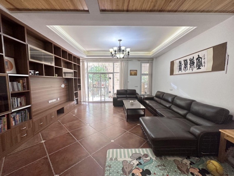 6室2廳3陽臺 東鳴佳苑別墅客廳