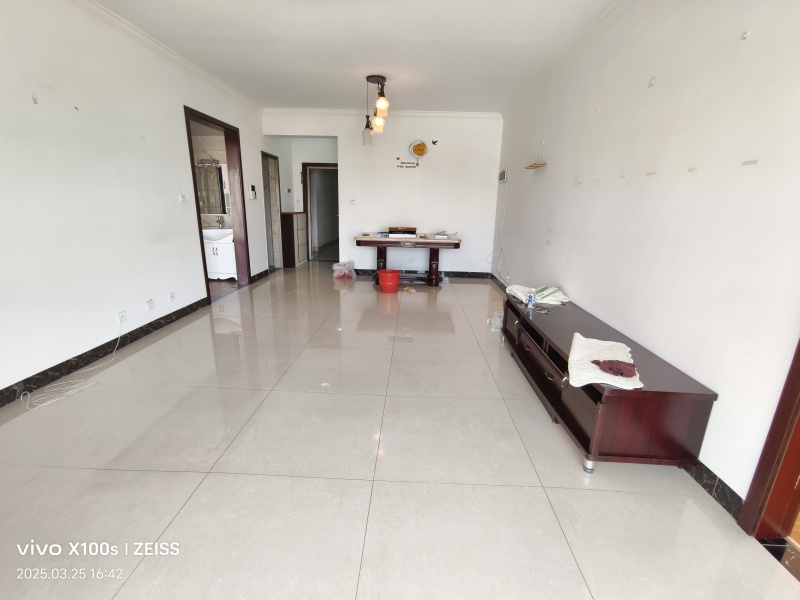 2室2廳1陽臺 花香四季客廳