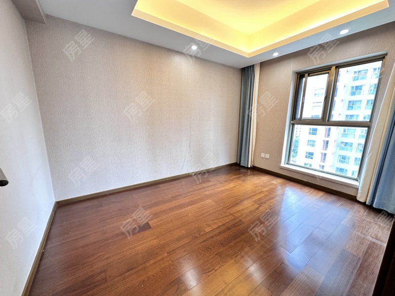 4室2廳2陽臺(tái) 七彩俊園臥室