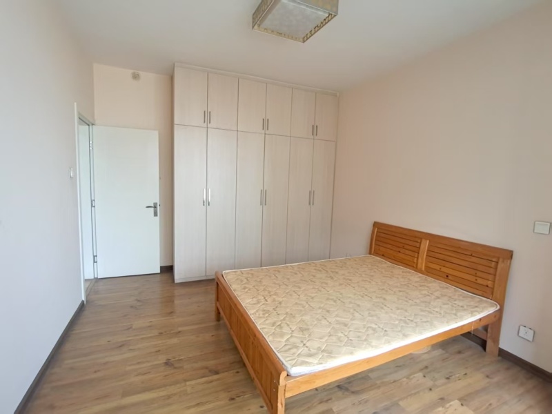 3室2廳2陽(yáng)臺(tái) 上東城臥室