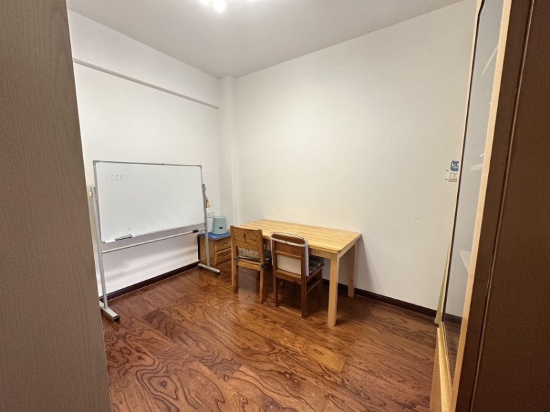 6室2廳3陽臺 東鳴佳苑別墅臥室