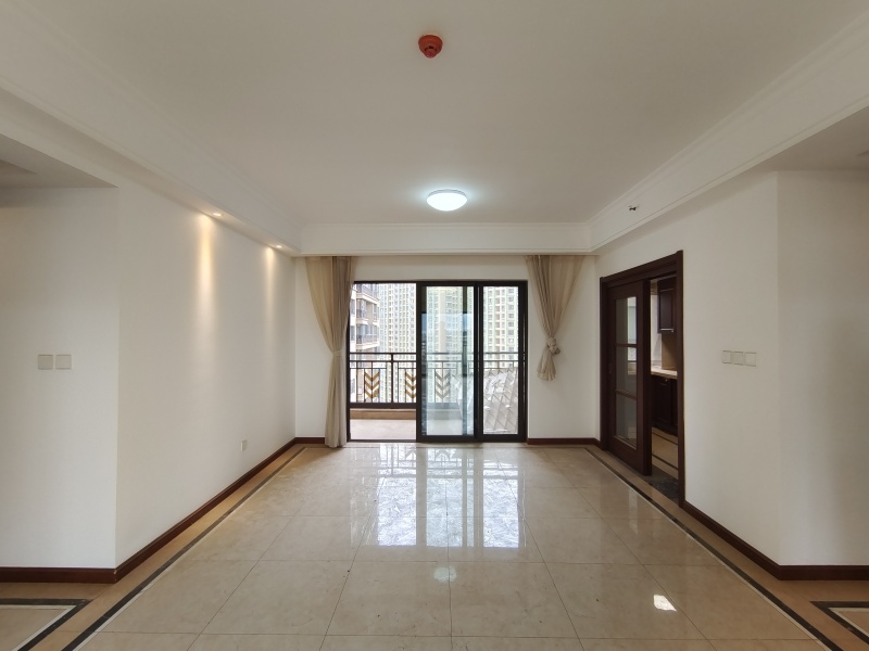 4室2廳2陽(yáng)臺(tái) 中海龍泉公館餐廳