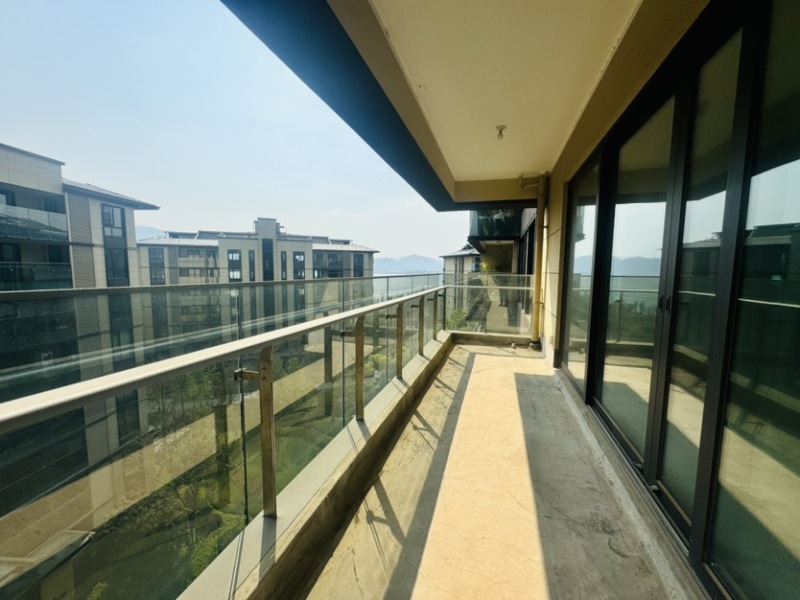 4室2廳3陽臺 華夏四季二期陽臺