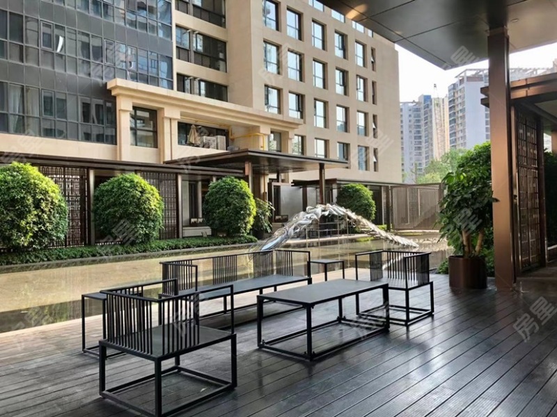 4室2廳2陽臺 俊發(fā)逸天峰自家花園