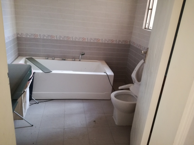 4室2廳2陽臺 華都花園A區(qū)衛(wèi)生間