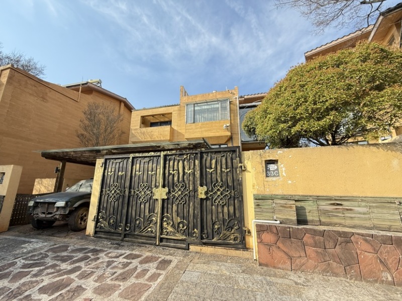 4室2廳1陽(yáng)臺(tái) 野鴨湖小區(qū)別墅門廳