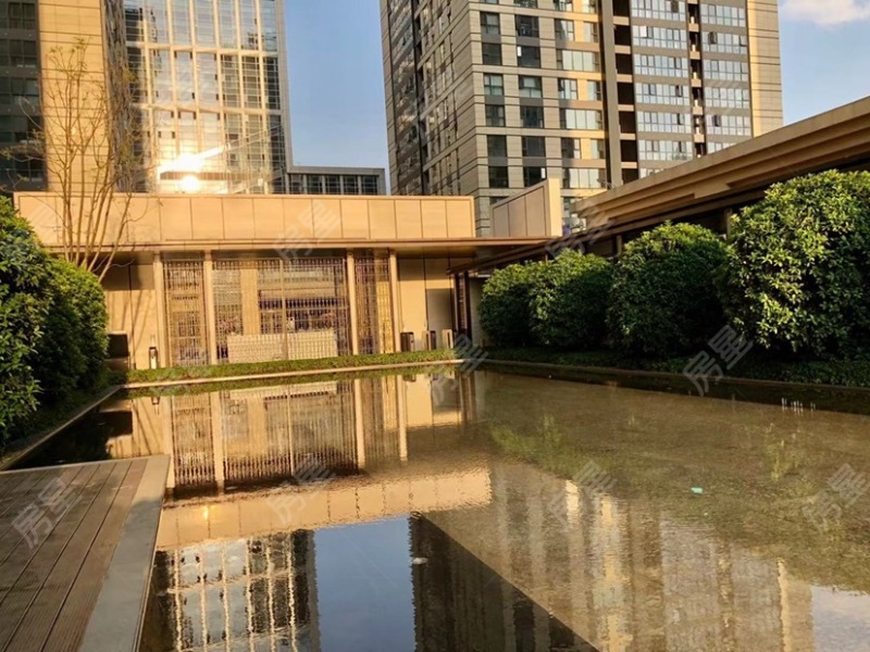 4室2廳2陽臺 俊發(fā)逸天峰自家花園