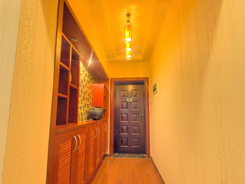 5室2廳3陽臺 春怡雅苑門廳