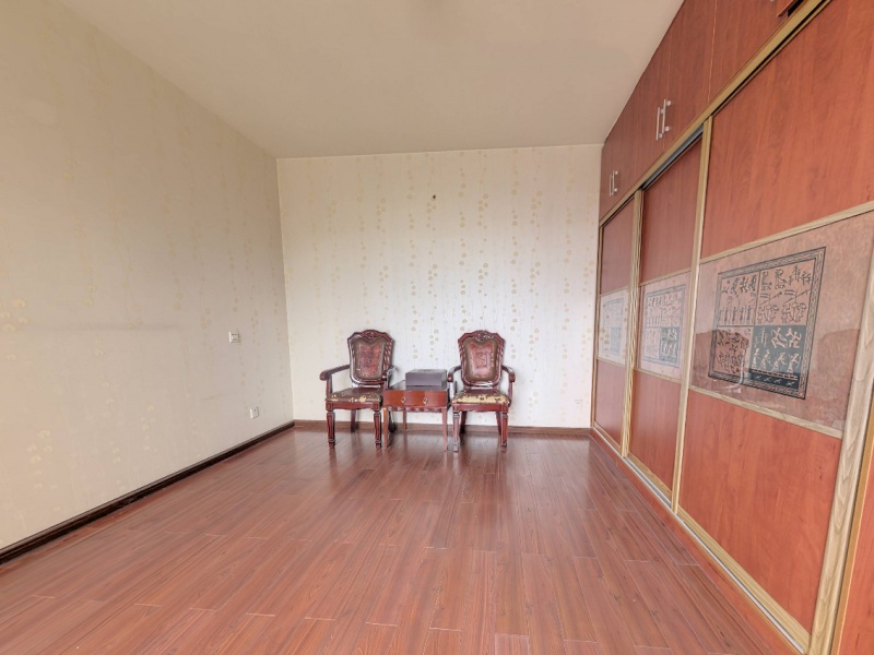 5室2廳3陽臺 春怡雅苑臥室