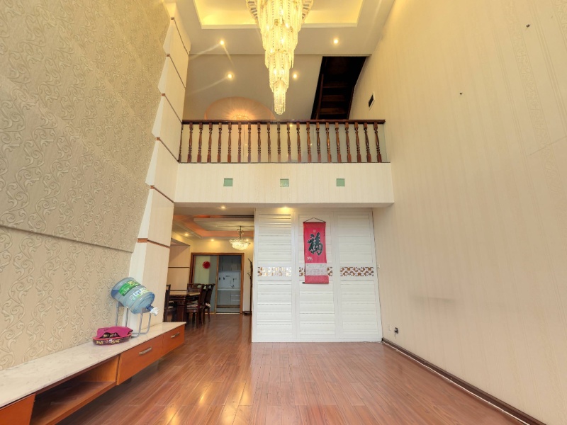 5室2廳3陽臺 春怡雅苑客廳