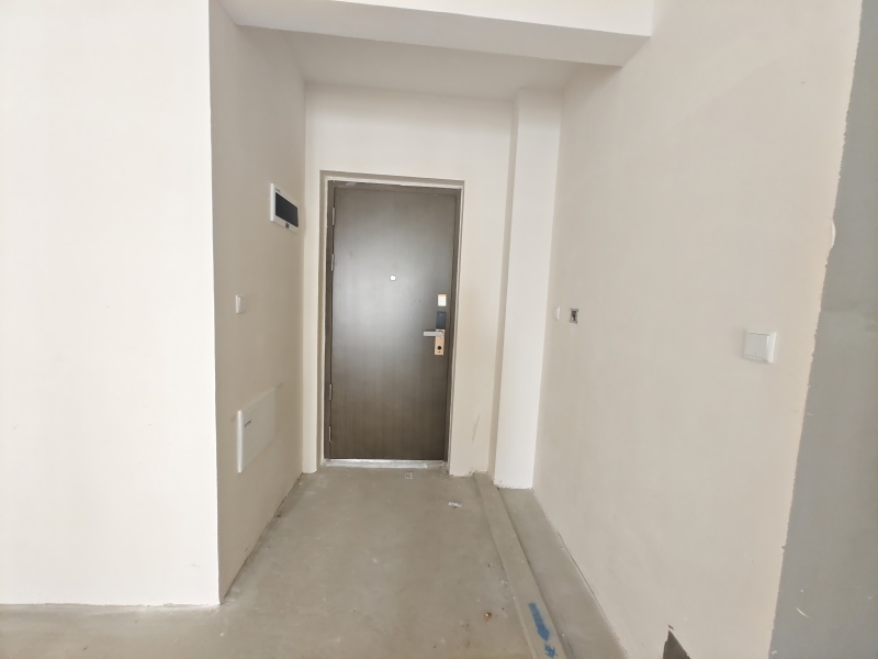 3室2廳2陽(yáng)臺(tái) 中交泓園門廳