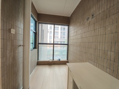 4室2廳2陽(yáng)臺(tái) 濱江俊園一期