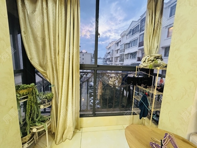 3室2廳2陽臺 綠園小區(qū)陽臺