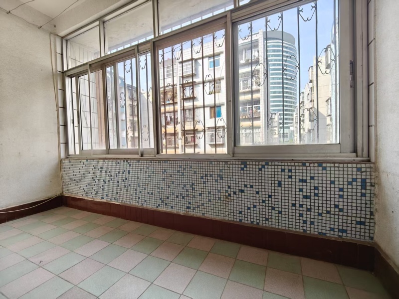 2室2廳1陽(yáng)臺(tái) 新迎小區(qū)九組團(tuán)陽(yáng)臺(tái)