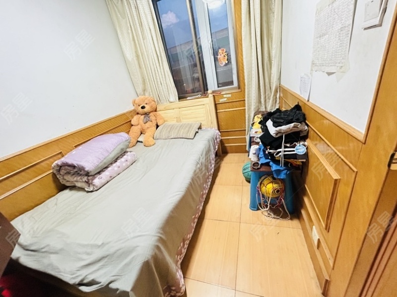 3室2廳2陽臺 綠園小區(qū)臥室