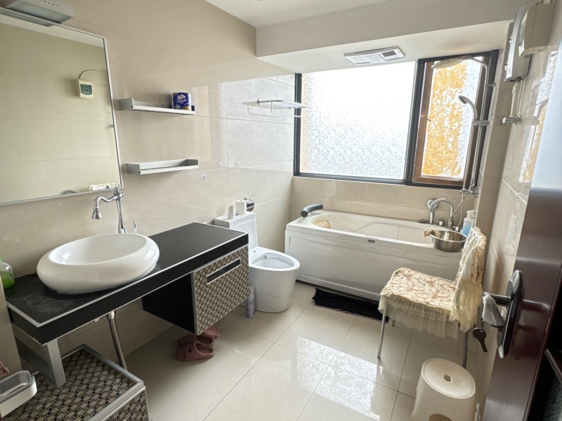 4室2廳2陽臺 濱江俊園一期衛(wèi)生間