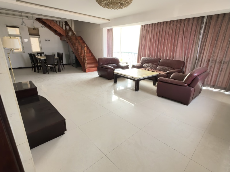 5室2廳3陽臺 東方廣場客廳