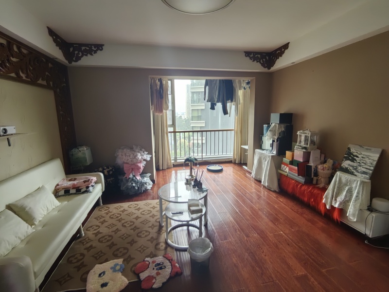 4室2廳2陽(yáng)臺(tái) 金江小區(qū)融苑客廳