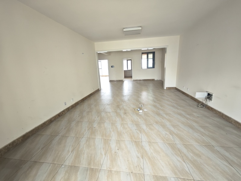 5室2廳3陽(yáng)臺(tái) 金江小區(qū)融苑客廳