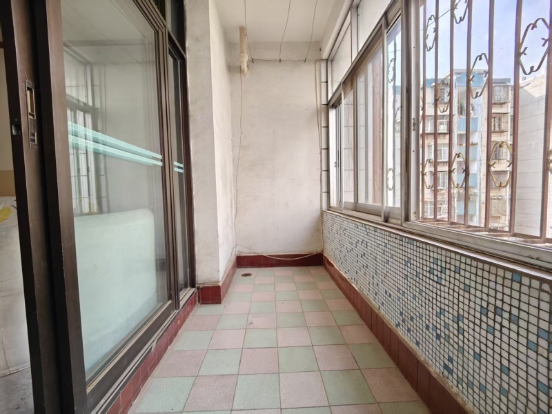 2室2廳1陽(yáng)臺(tái) 新迎小區(qū)九組團(tuán)陽(yáng)臺(tái)