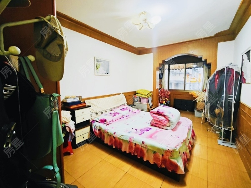 3室2廳2陽臺 綠園小區(qū)臥室