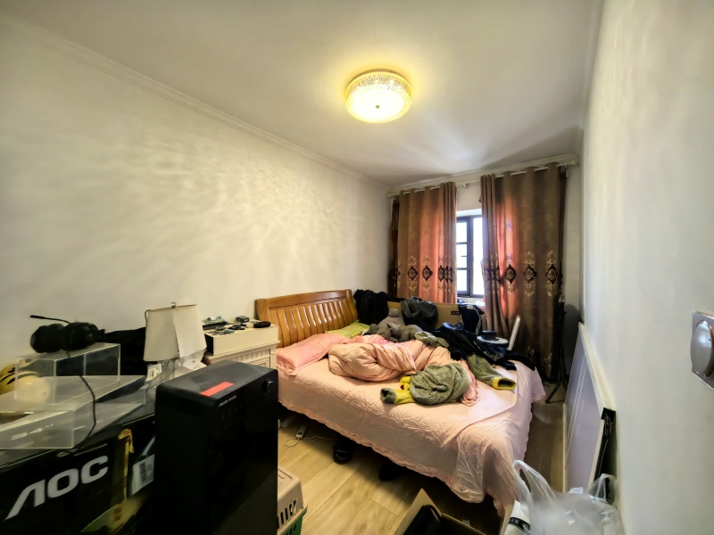 4室2廳2陽臺 同德昆明廣場B區(qū)臥室